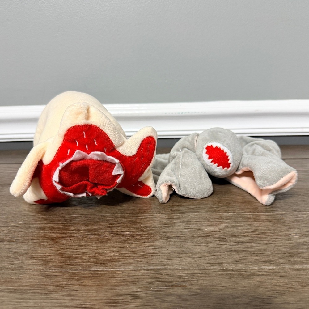 Netflix Stranger Things Demogorgon & Dart Plush Set